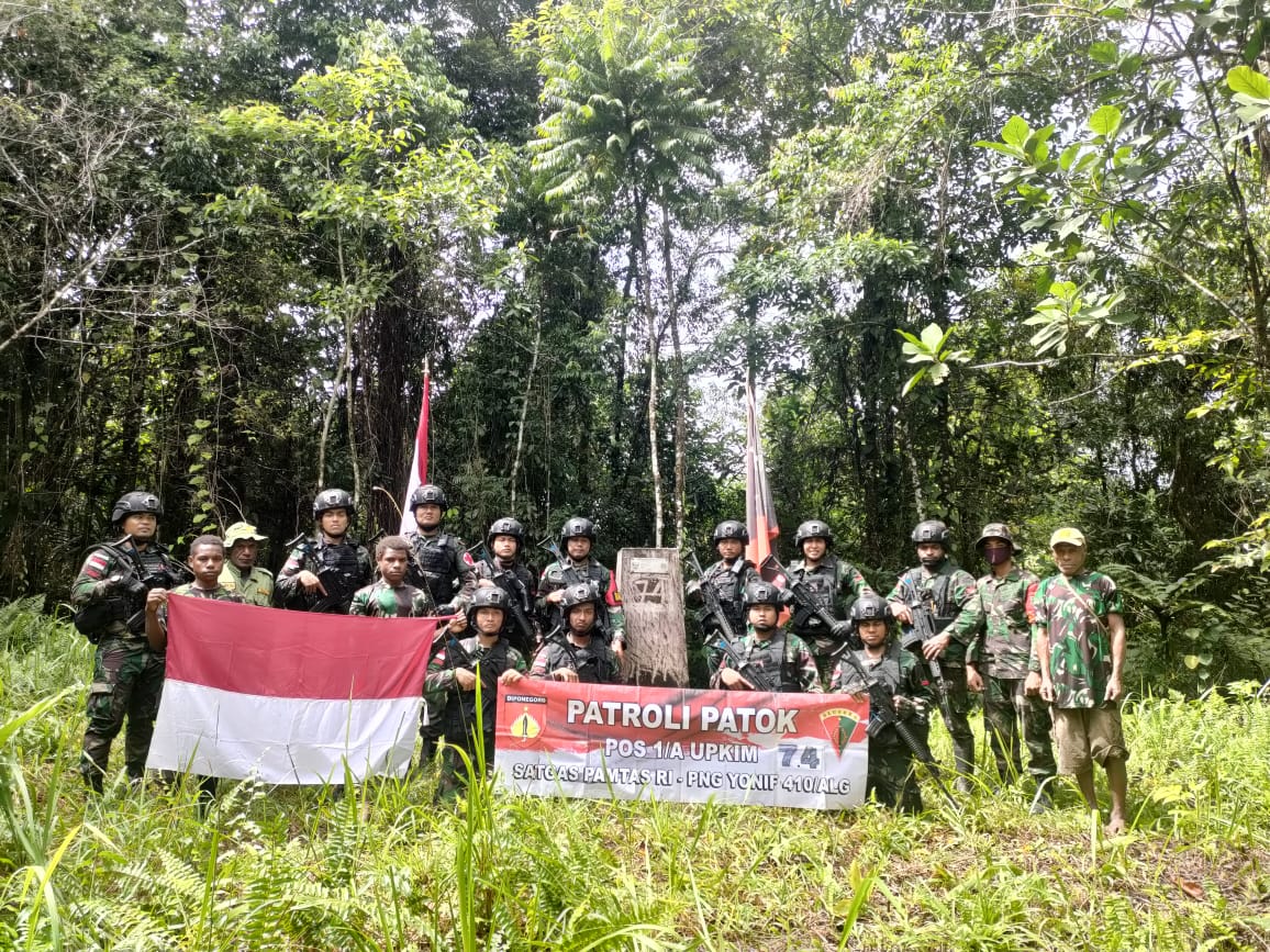 Medan Sulit Tidak Menyurutkan Semangat Satgas Yonif 410/Alg Untuk Patroli Patok Perbatasan